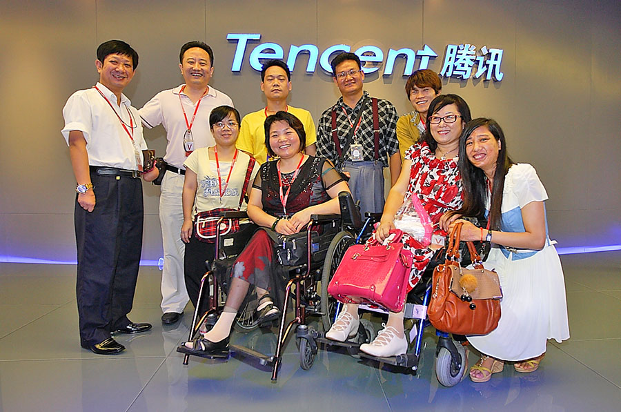 黑眼睛廣告公司徐總監(jiān)（左二）和橄欖樹(shù)公益負(fù)責(zé)人于黎（前排右二）以及相關(guān)負(fù)責(zé)人合影