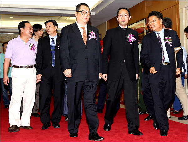 深圳市委常委、市政府副市長、外運會組委會主任陳應春、與會其他領導步入會場